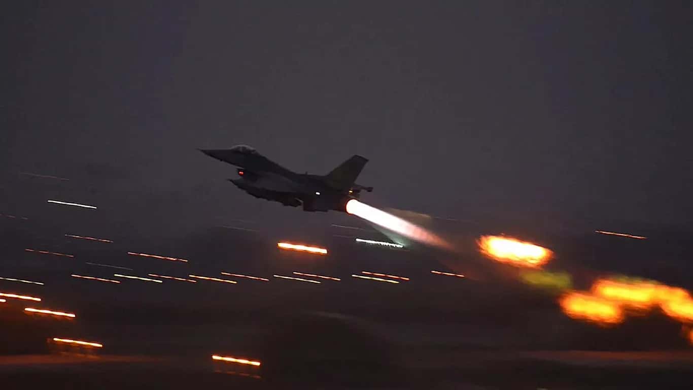 Balıkesir’de F-16 Savaş Uçağı Düştü