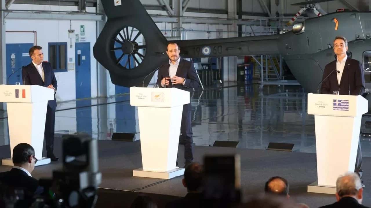 Baf'ta üçlü zirve: Macron ve Miçotakis Kıbrıs’a gitti