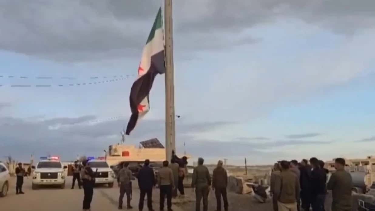 Kobani’de Suriye bayrağı resmi kurumlara çekildi