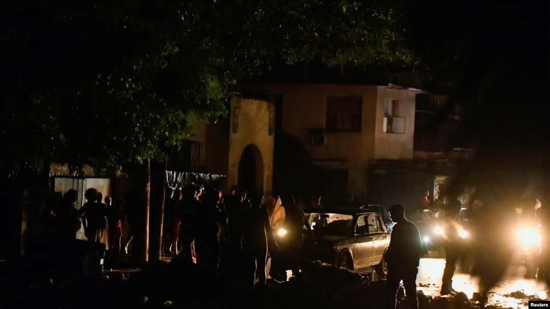 Kübalılar Komünist Parti binasını ateşe verdi