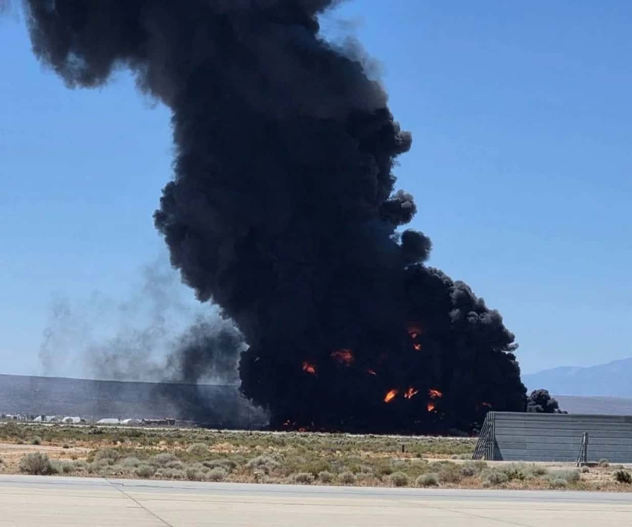 ABD’de B-52 bombardıman uçağı düştü. 8 mürettebat hayatını kaybetti