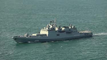Rus savaş gemisi İngiltere bandıralı yata ateş açtı