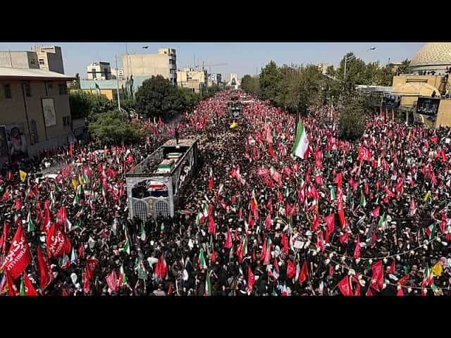 Hamaney'in cenazesinde çatışma çıktı